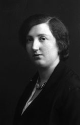 Rosa Adler bestand im Jahre 1916 ihre Gesellenprüfung als Putzmacherin.